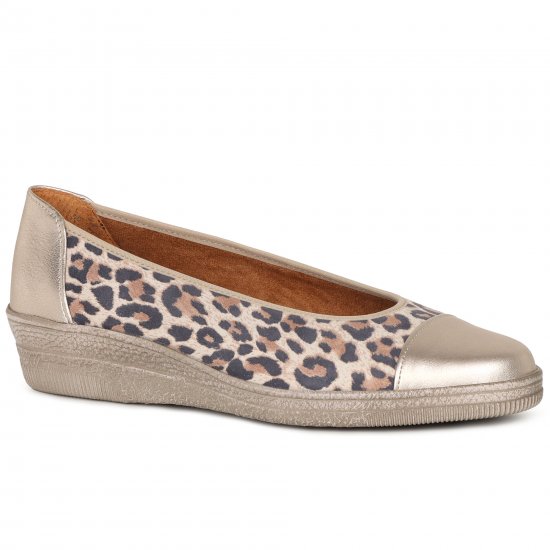 Petunia Womens Accent Low Heeled Pumps